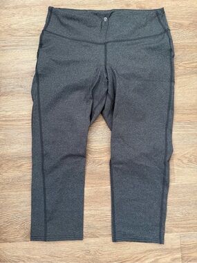 GAP women’s crop Performance Leggings - Gray